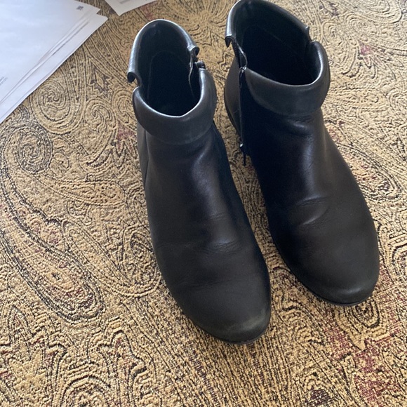 Very cute and comfortable Ecco black bootie. - Picture 8 of 10